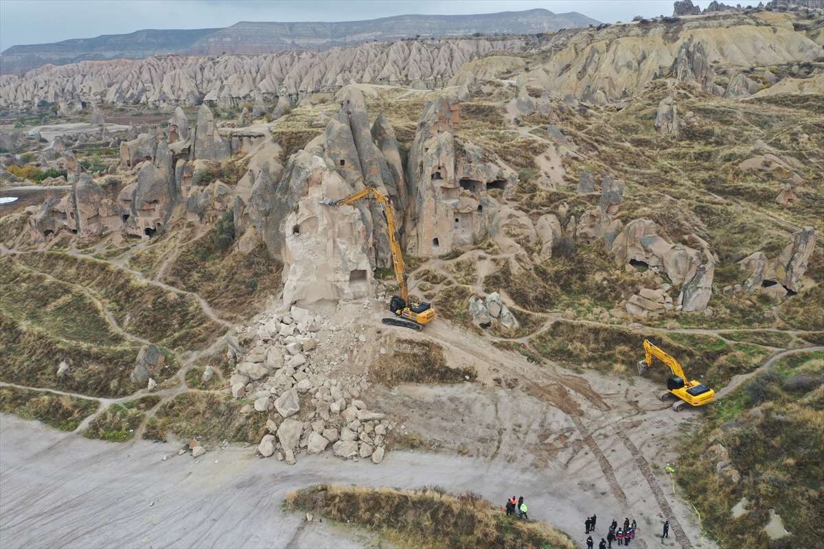 Göreme’deki riskli peribacaları güvenli şekilde yıkılıyor 7